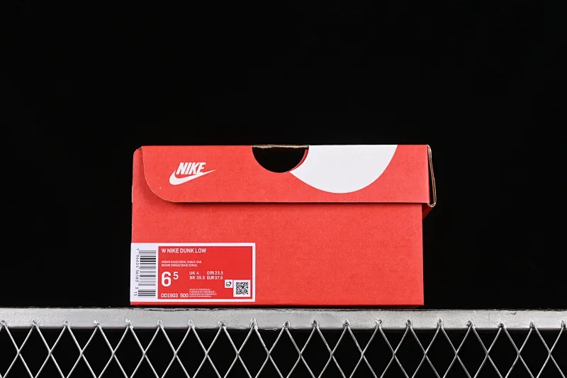 All categories Nk SB Dunk series Nk SB Dunk Low low-top sneakers Nk SB Dunk Low white, blue and pink color SB smashed backboard fashion casual sneakers DD1503-500